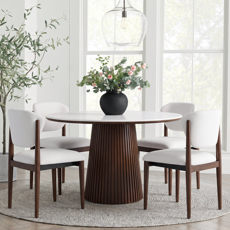 Ensemble de salle à manger Sawyer de style milieu du siècle, table ronde en pierre blanche frittée avec 4 chaises rembourrées et pied central en bois massif.