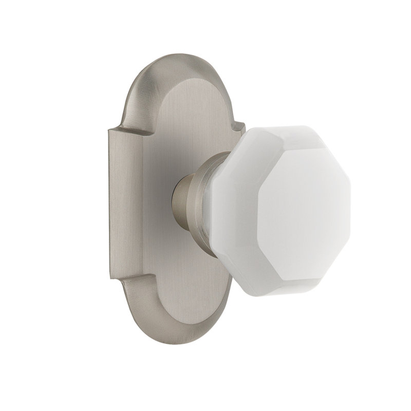Assiette de chalet avec bouton de lait blanc Waldorf, Nickel satiné, 2-3/8 po