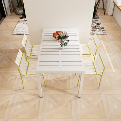 Paquet de 4 chaises rayées modernes avec pieds en métal et en PP imperméables pour les repas de patio intérieur / extérieur, balcon à blocs de couleur blanc crème et jaune grain,