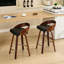 2 tabourets de bar, style Mid-Century moderne. Siège pivotant à 360 degrés, coussin, dossier et pieds en bois massif au fini noyer, 2 tabourets en cuir de polyuréthane noir à thème moderne. Bas avec rotation à 360 °. Coussin en mousse épaisse noyer