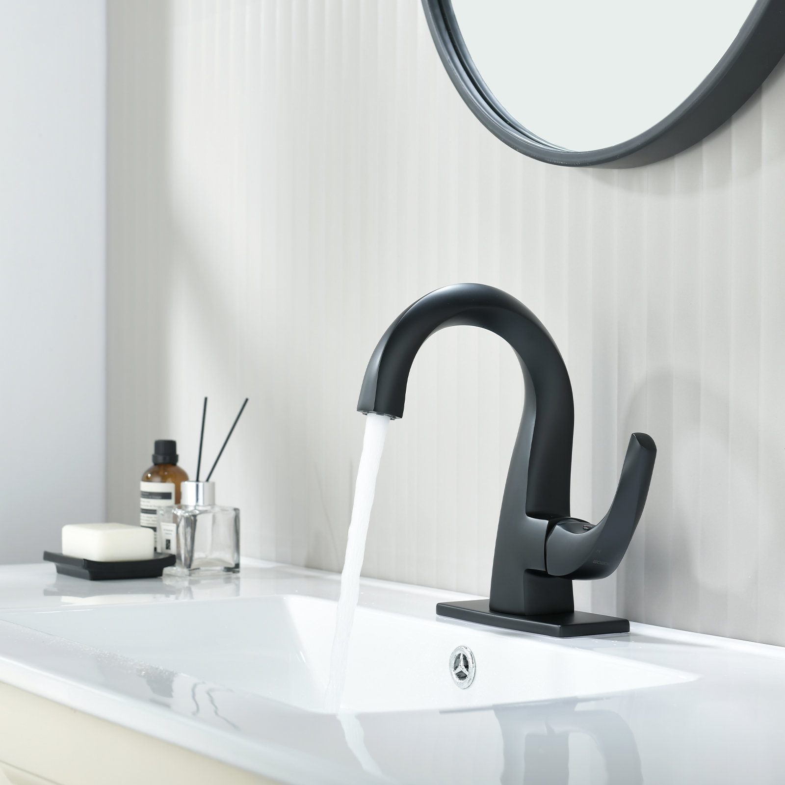 Single Hole Faucet Single-handle Bathroom Faucet with Drain Assembly