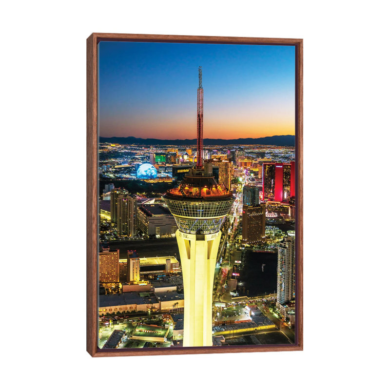 Vue aérienne de Las Vegas Night - reproduction d'art murale encadrée, H 60 po x l 40 po, Brun