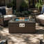 Foyer de table rectangulaire au propane 32 pouces avec plateau en tuile, brûleur à gaz 50 000 BTU avec base en osier, finition brune pour patio et jardin