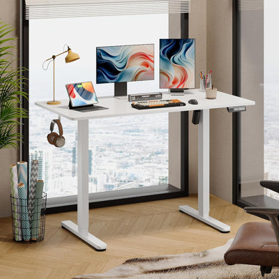 Bureau debout électrique DEVAISE, bureau à hauteur ajustable de 48 po x 24 po pour le bureau personnel, bureau ergonomique assis-debout avec crochet pour casque d'écoute, bureau d'ordinateur à 3 préréglages de mémoire, blanc