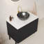 Meuble-lavabo autoportant de 30 po avec lavabo en céramique noire et comptoir en pierre frittée blanc de Carrare