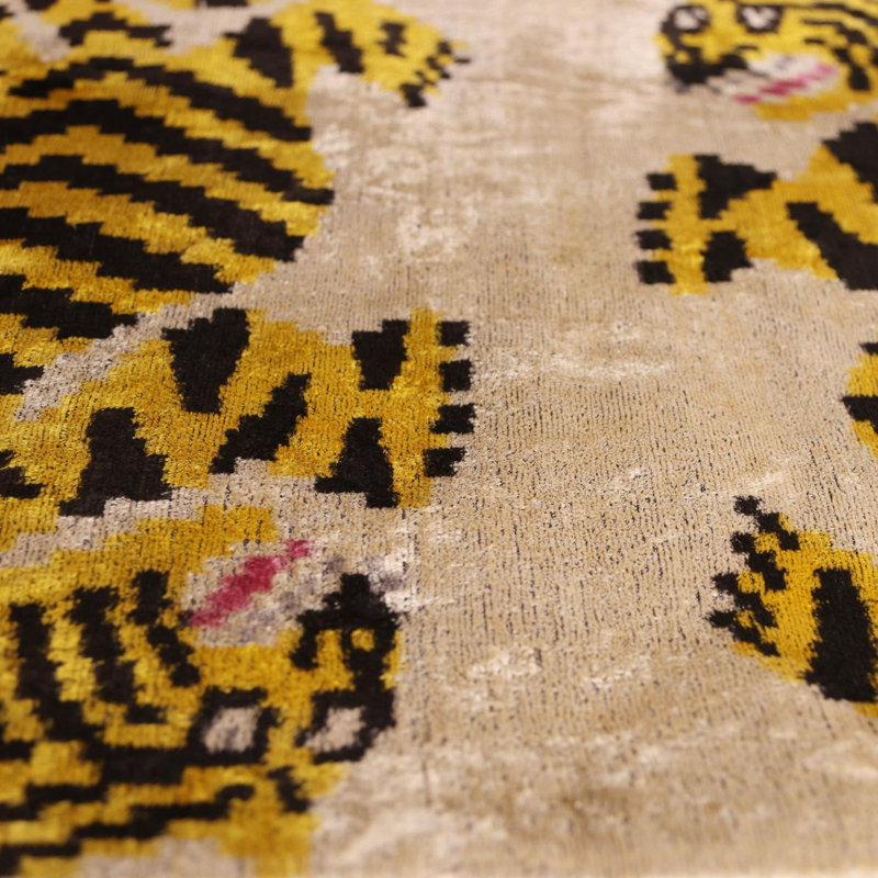 Coussin en velours de soie doré Golden Tiger