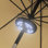 Luminaire de parasol de patio Hartzog avec 28 DEL et 3 modes de luminosité - Éclairage extérieur à piles avec cordon de charge USB de Pure Garden