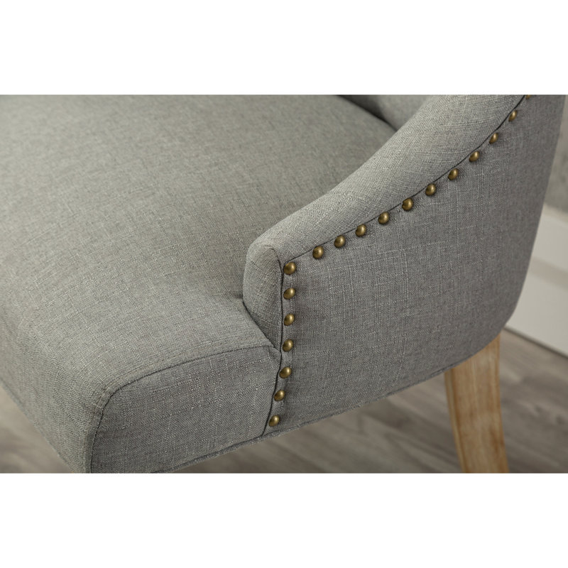 Chaises à oreilles grises en bois massif à oreilles capitonnées de 2 - et élégantes avec têtes de clous - 2 fois distinctives
