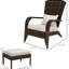Chaise blanc crème confortable sur le pont avec dossier haut, grand siège et blanc crème. Pour terrasse, cour. Coussins moelleux à dossier haut.