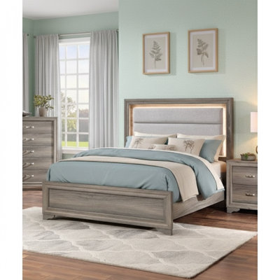 Grand lit une pièce avec une tête de lit capitonnée horizontalement et des lumières DEL intégrées, dans une finition brun clair, conçu pour la chambre à coucher.