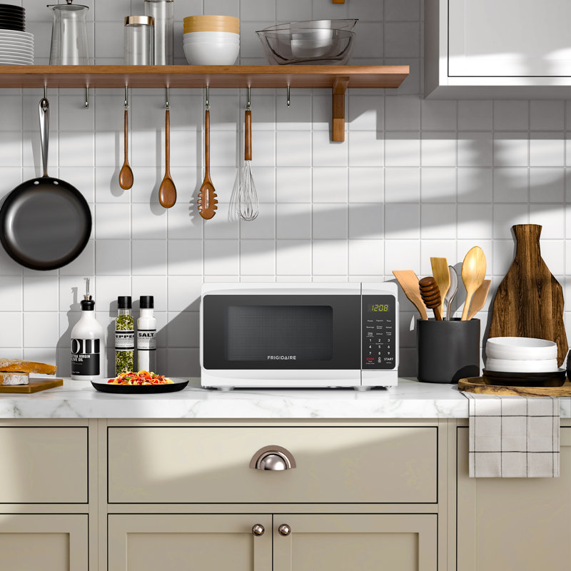 Frigidaire 0,7 pi³ Pi. Four à micro-ondes de comptoir 700 watts, Blanc