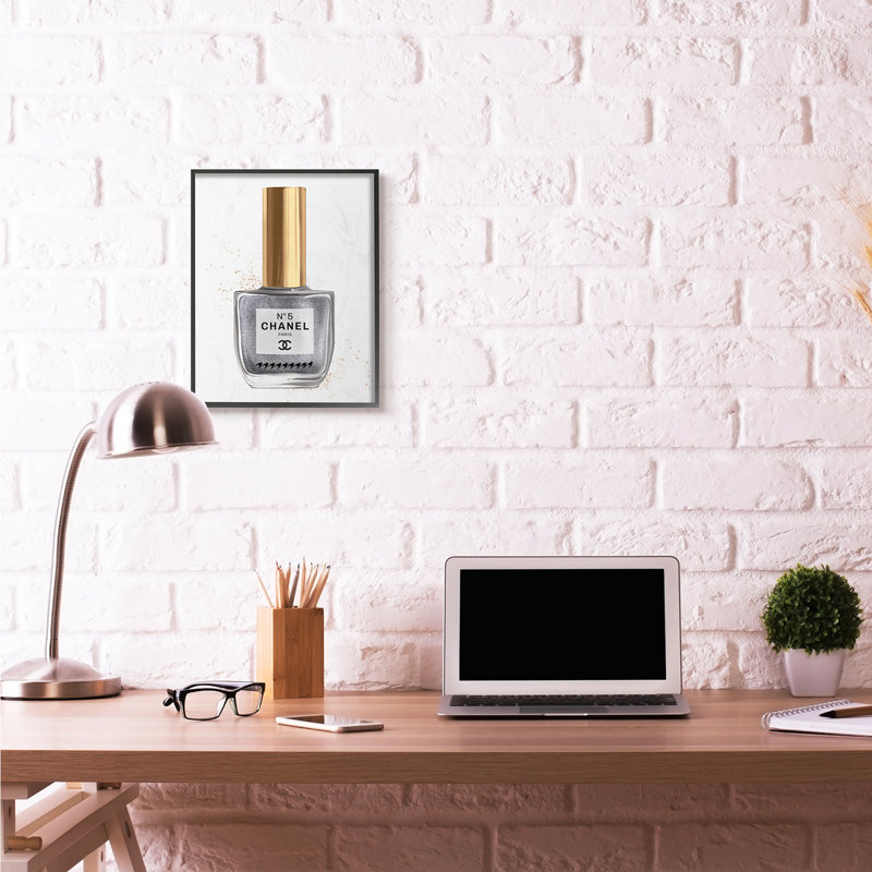 «Makquillage Nail Vernis Black Gold Fashion Design», impression, H 20 po x l 16 po, Giclée encadrée noir minuit