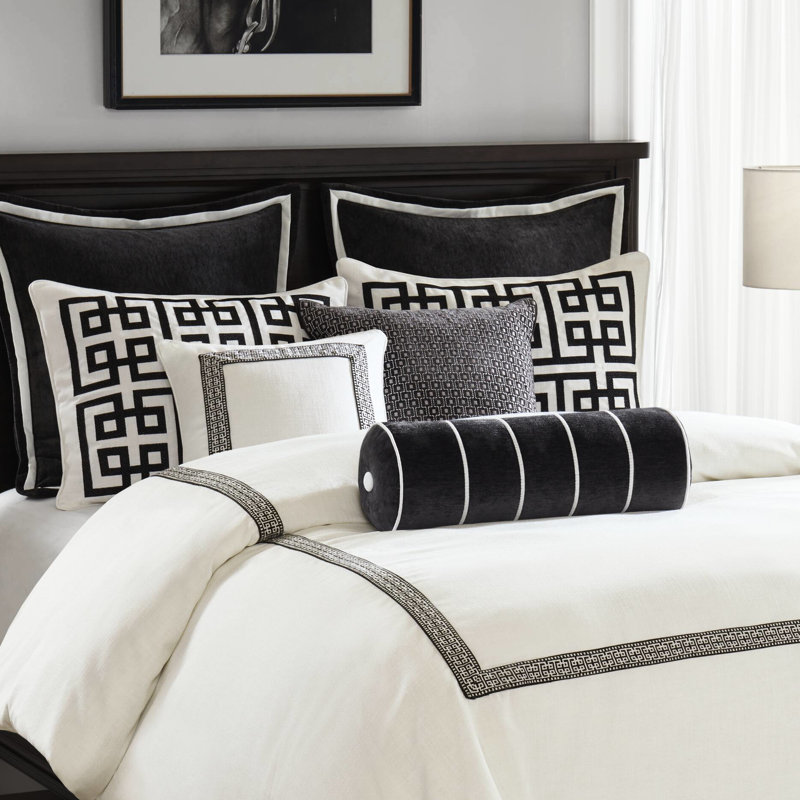 Literie de luxe pour très grand lit de 9 pièces avec un design classique moderne, trop rembourré pour un sommeil confortable et une broderie d'édredon de taille intérieure, housse amovible toutes saisons