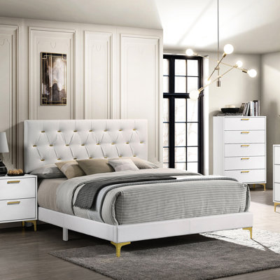 Très grand lit avec finition blanche, tête de lit rectangulaire et décor doré pour les décorations de chambre à coucher rembourrées, lignes épurées