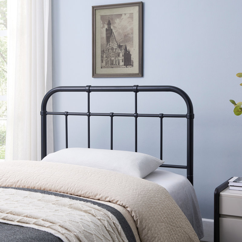 Tête de lit simple industrielle avec structure en fer, bords arrondis lisses et passepoilée pour une nuit reposante