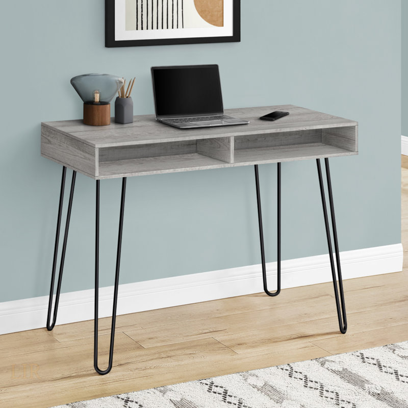 Bureau d'ordinateur moderne en stratifié gris avec rangement et pieds en épingle à cheveux en métal noir, idéal pour le bureau à domicile et un emplacement flexible.