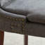 Chaises de salle à manger modernes en chenille à double couche rembourrées, dossier moyen confortable avec pieds en bois massif pour un salon et une salle à manger élégants.