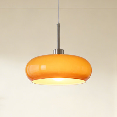 Luminaire suspendu orange à une lumière