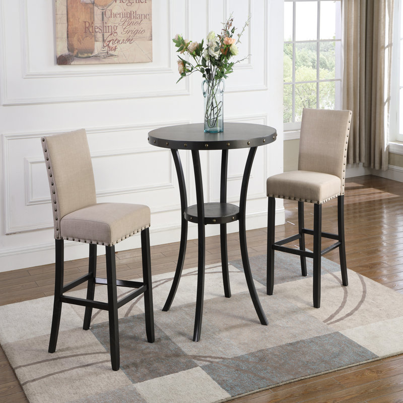 Ensemble de 3 tables de bar rondes de 36 po à finition espresso et 2 chaises de pub cloutées en tissu brun clair