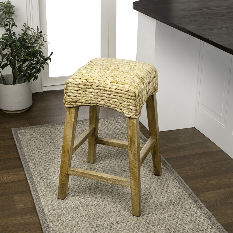 Tabouret de comptoir en jacinthe d'eau tissé sans dossier 26 po Maui Coastal, structure en bois de manguier massif avec repose-pieds intégré pour îlot de cuisine, naturel