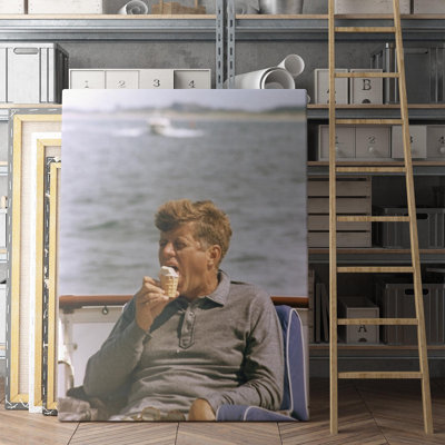 John F Kennedy (JFK) dégustant une glace