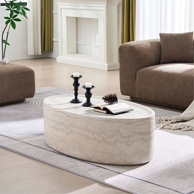 Table basse moderne et ovale, élégante pour le décor et l'utilisation d'un salon