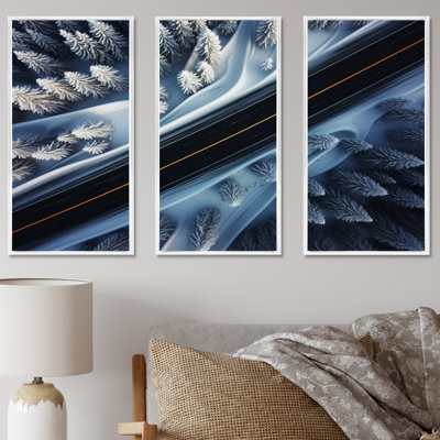 Endless Road Into Winter Forest IV - Art mural sur route