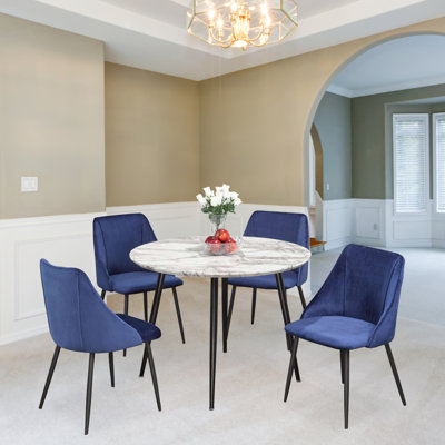 Ensemble repas pour quatre personnes
