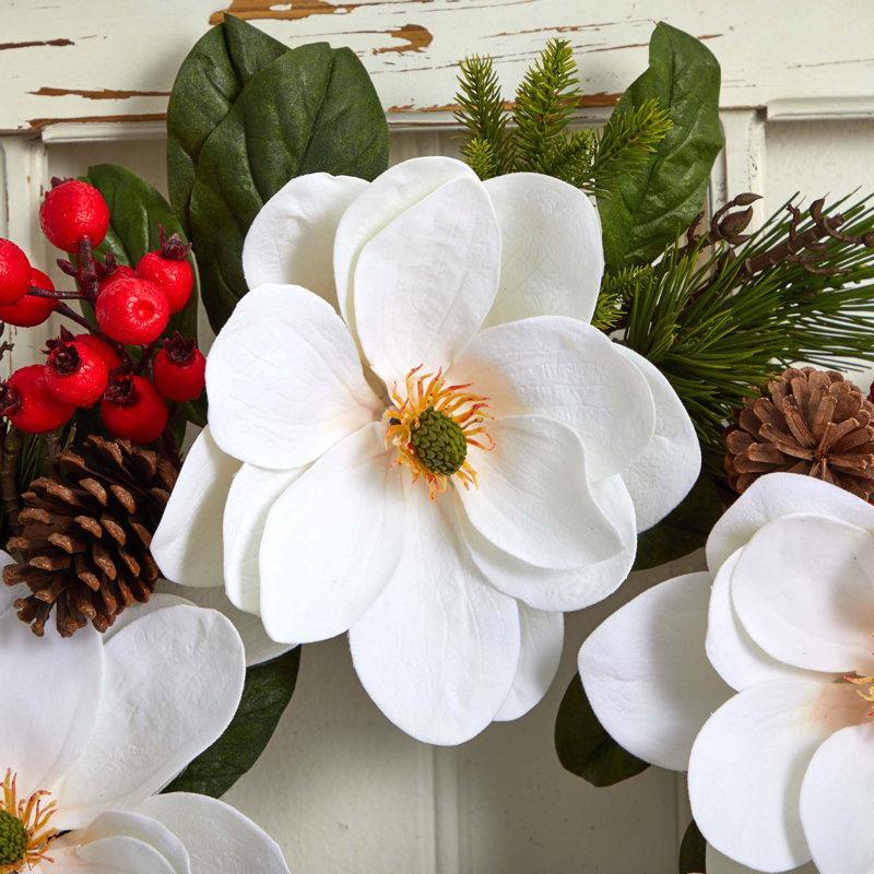 Couronne de magnolia, pin et baies 26 po