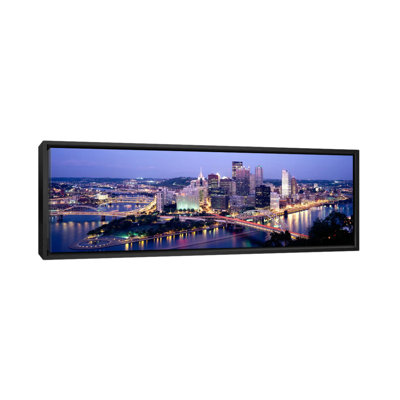Bâtiments dans une ville éclairée au crépuscule, Pittsburgh, Allegheny County, Pennsylvania, USA par Panoramic Images - reproduction d'art sur toile tendue sur châssis