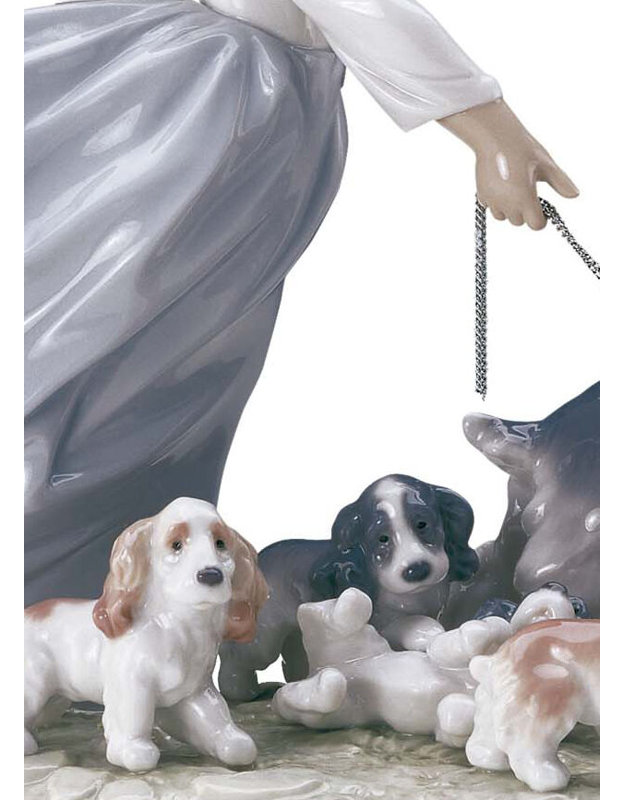 Figurine Â« DÃ©filÃ© de chiots : une fille avec des chiens Â»