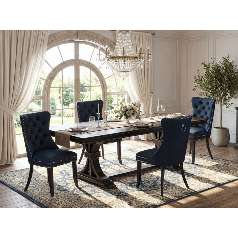 Cet ensemble de table de salle à manger 5 pièces comprend une table de salle à manger et 4 chaises de salle à manger en tissu de polyester bleu marine avec dossier capitonné à boutons - finition noir sablé.