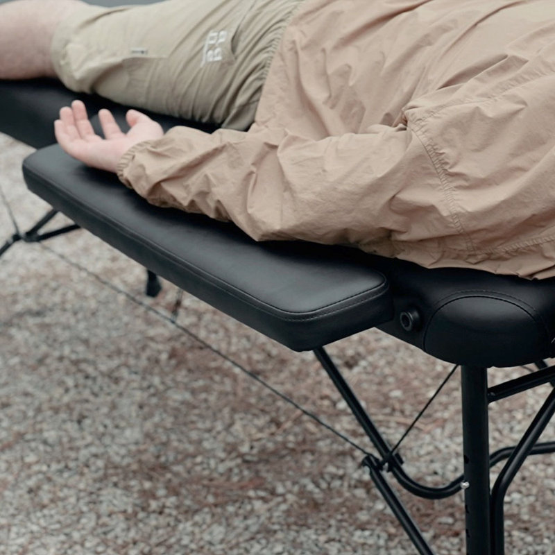 DR.LOMILOMI Table de massage portative pliable en aluminium ultralégère de format voyage Halia 302 pour massothérapeutes mobiles professionnels, avec rallonges d'accoudoirs latéraux, L70 x l21, brun clair