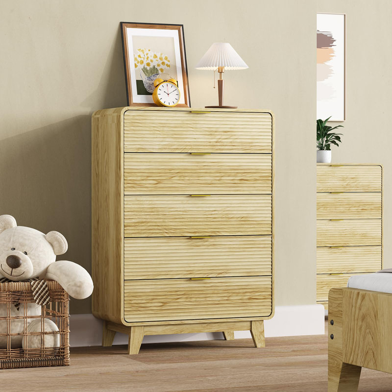 Commode cannelée à 5 tiroirs avec poignées dorées, armoire de rangement en bois de 46 po de hauteur, conception à profil courbé