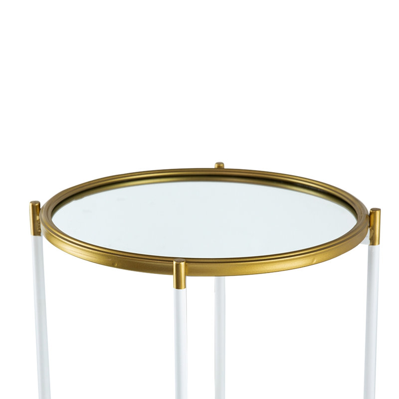 Étagère à trois niveaux D16x39,5" de couleur blanche et dorée, ajoutant une touche de luxe à l'intérieur avec des œuvres d'art minimalistes modernes pour exposer des objets de décoration.