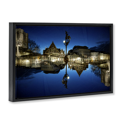 Cadre flottant Illuminated Night Cityscape, design Robin Vandenabeele