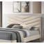 Très grand lit beige avec revêtement doux et pieds inclinés de style Mid-Century moderne doré-1080923577