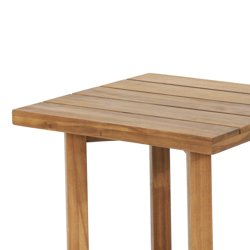Élégante table d'appoint carrée avec une fabrication durable et une conception polyvalente, parfaite pour les espaces de vie modernes et la décoration.