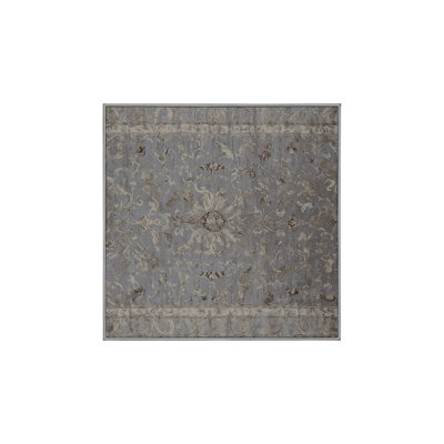 Tapis gris soyeux et moelleux