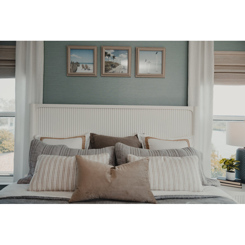Lit luxueux luxueux en bois d'acajou massif blanc immaculé avec une finition découpée au laser, un design complexe de roseaux, des poteaux de lit arrondis, un style moderne et une table de chevet Tech-Ready avec alimentation intégrée et prises USB pour une retraite côtière intemporelle