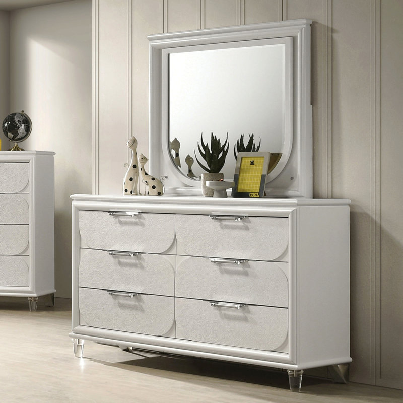 Commode contemporaine en acrylique blanc perle avec poignées en acrylique et panneaux en relief