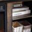 Meuble télé 65 po avec foyer de 23 po, brun antique, 4 trous de gestion des câbles, console de divertissement intérieure spacieuse, rangement spacieux