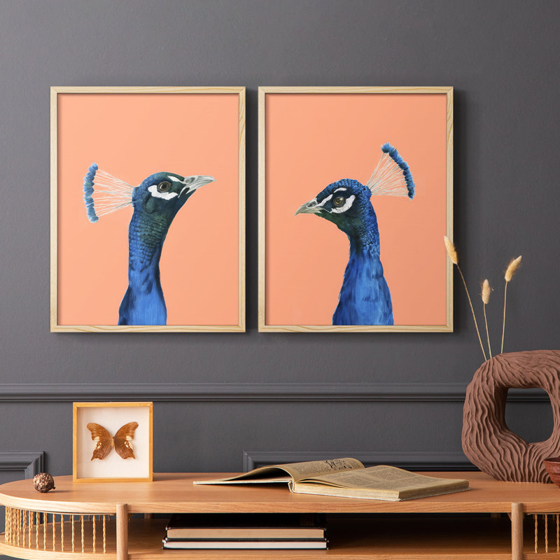 «Peach Peacock Portrait I», reproduction encadrée de qualité supérieure - prête à être accrochée - aucun clou requis - aucun clou requis