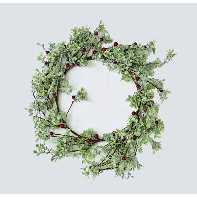 Couronne de Noël 18 po à feuilles vertes artificielles et baies rouges