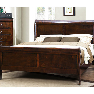 Grand lit de couleur cerise brune, mobilier de chambre à coucher traditionnel avec agencement de couleurs