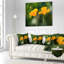 Fleurs orange et abeille volante - coussin à imprimé floral-30722125-30722122