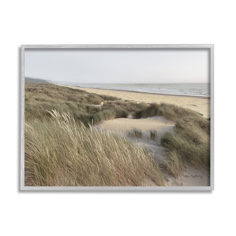 «Mute Beach Coast Tall Grassy Dunes Distant Mountains» par Alan Majchrowicz - photographie, Estampe numérique Farmhouse