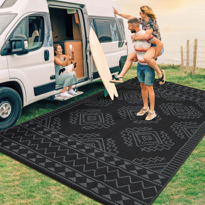 Tapis d'extérieur imperméable et réversible - Tapis de paille géométrique en plastique, résistant aux rayons UV et aux intempéries, facile à nettoyer et pliable pour terrasse, balcon, camping, comprend 4 piquets et un sac de rangement - noir et gris, 8 x 10 pi