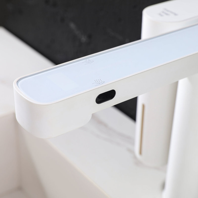 Robinet de salle de bain moderne sans contact avec distributeur de savon intégré, affichage numérique de la température