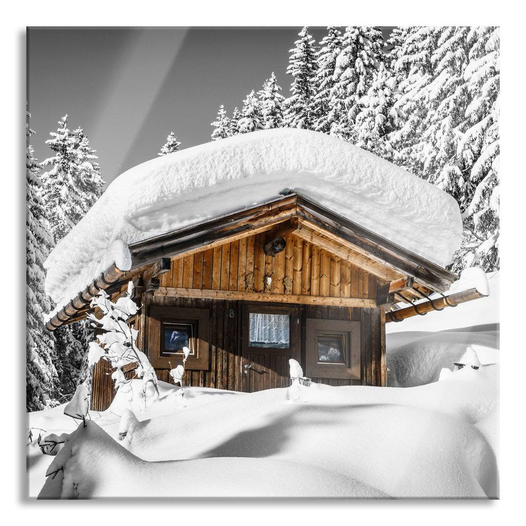 Glasbild Verschneite Skihütte im Alpenwald, schwarz-weißes Detail